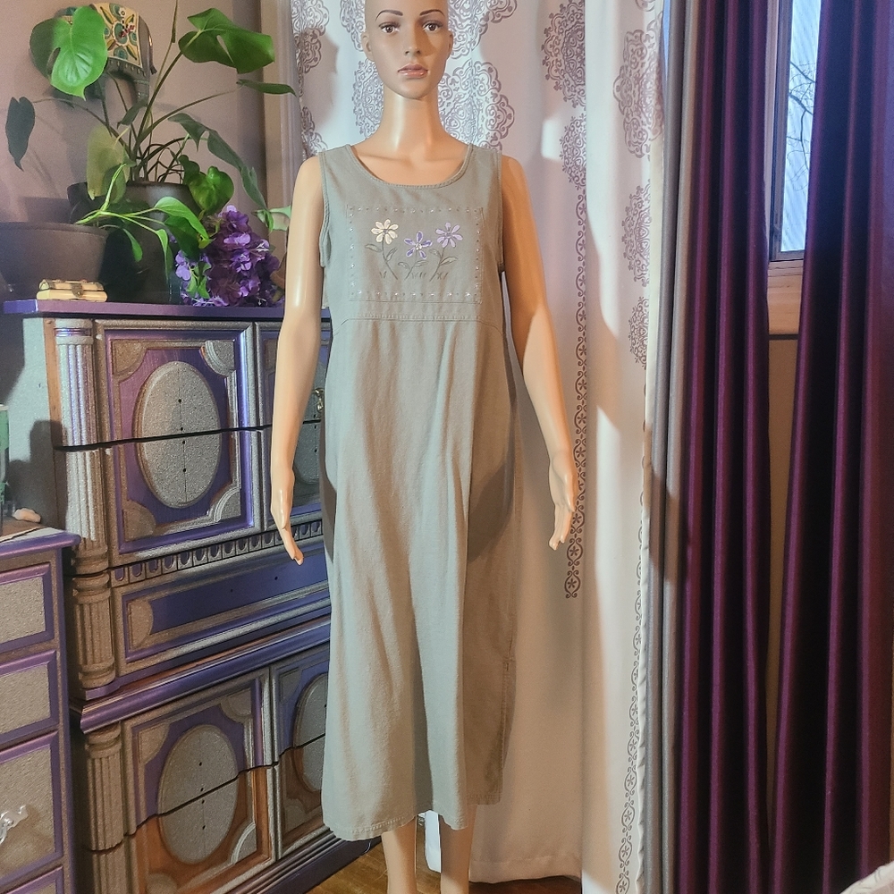 Sleeveless greenish dress with flowers
